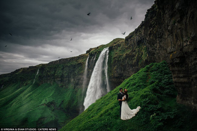 Giống như bối cảnh trong phim viễn tưởng, thác nước Selijalandsfoss ở Iceland tạo ra khung cảnh ngoạn mục dành cho các cặp đôi chụp ảnh cưới.