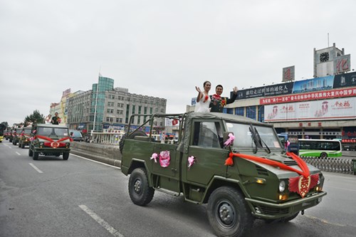 TQ: Xôn xao đám cưới rước dâu bằng xe quân sự - 1