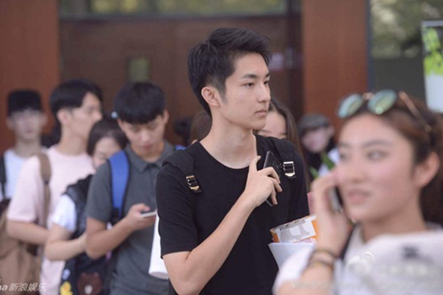 Tân sinh viên nghệ thuật TQ hút hồn ngày nhập học - 8