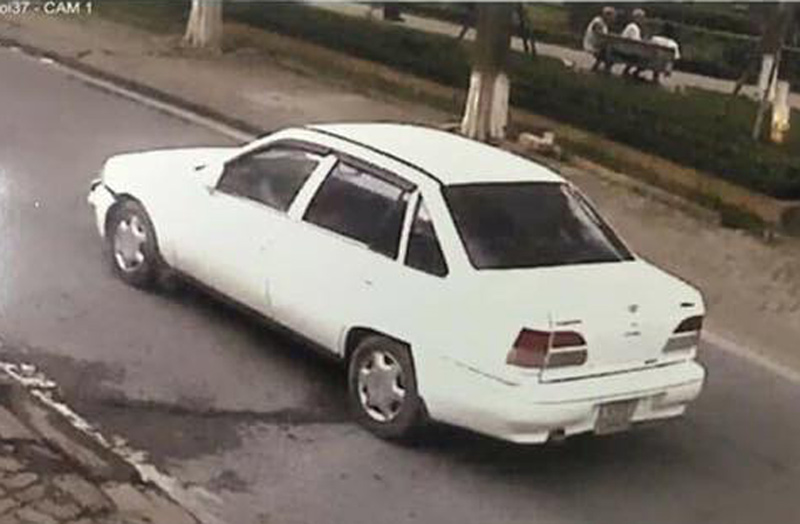 Clip: Ô tô đâm bé gái nhập viện bỏ trốn khiến dân mạng phẫn nộ - 2