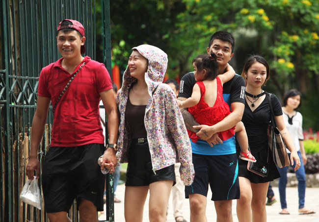 Người lớn, trẻ em vật vã, mướt mồ hôi đi chơi lễ 2/9 - 2