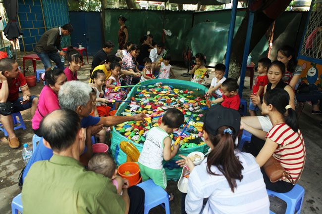 Người lớn, trẻ em vật vã, mướt mồ hôi đi chơi lễ 2/9 - 3