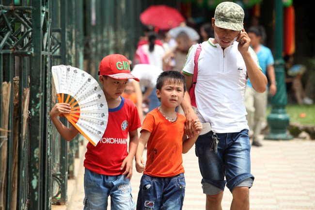 Người lớn, trẻ em vật vã, mướt mồ hôi đi chơi lễ 2/9 - 5