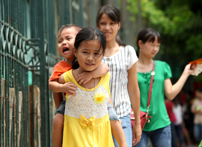 Người lớn, trẻ em vật vã, mướt mồ hôi đi chơi lễ 2/9 - 6