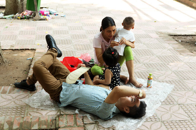 Người lớn, trẻ em vật vã, mướt mồ hôi đi chơi lễ 2/9 - 9