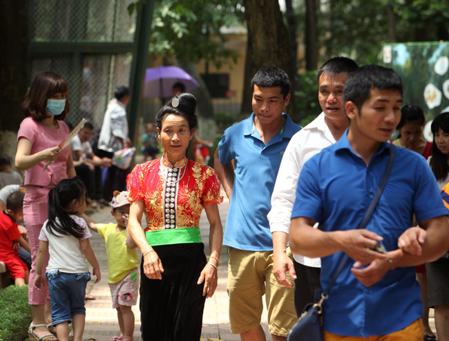 Người lớn, trẻ em vật vã, mướt mồ hôi đi chơi lễ 2/9 - 8