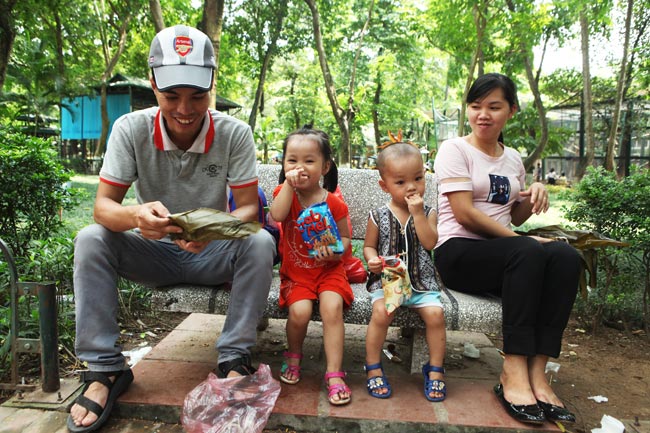 Người lớn, trẻ em vật vã, mướt mồ hôi đi chơi lễ 2/9 - 7