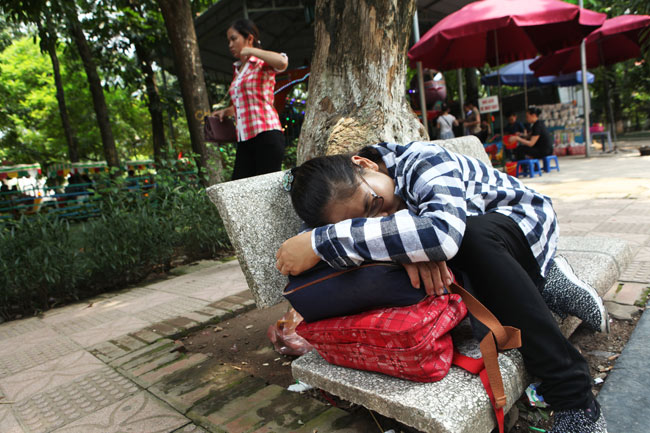 Người lớn, trẻ em vật vã, mướt mồ hôi đi chơi lễ 2/9 - 10