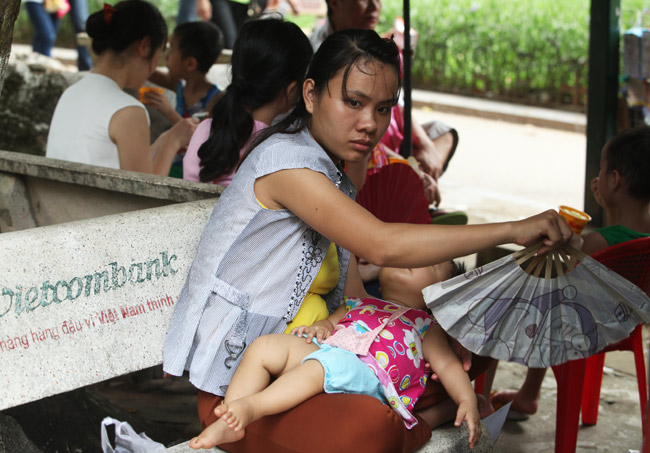 Người lớn, trẻ em vật vã, mướt mồ hôi đi chơi lễ 2/9 - 11