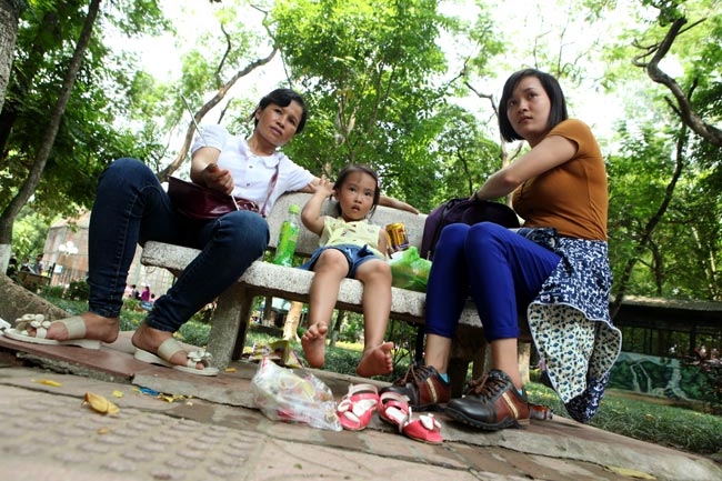 Người lớn, trẻ em vật vã, mướt mồ hôi đi chơi lễ 2/9 - 13