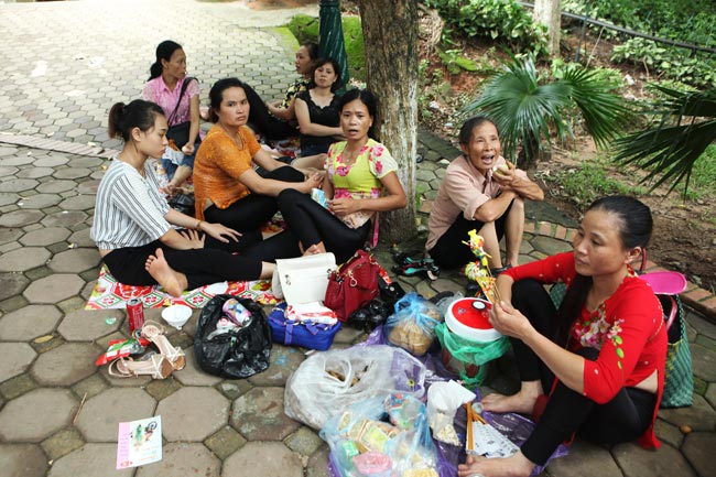 Người lớn, trẻ em vật vã, mướt mồ hôi đi chơi lễ 2/9 - 14