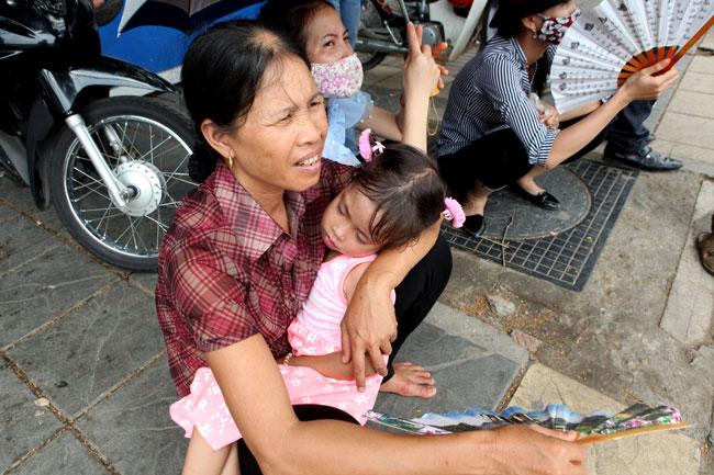 Người lớn, trẻ em vật vã, mướt mồ hôi đi chơi lễ 2/9 - 15