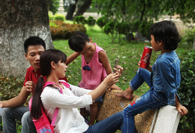 Người lớn, trẻ em vật vã, mướt mồ hôi đi chơi lễ 2/9 - 12