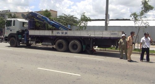 Xe tải chạy lùi cuốn xe máy cùng người đàn ông vào gầm - 1