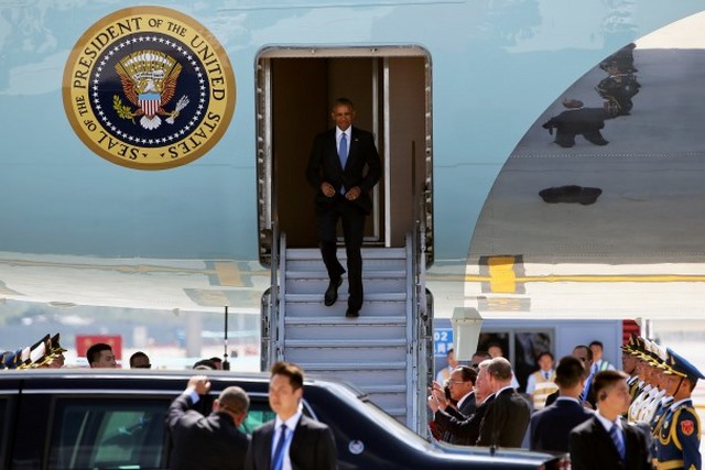 TQ &#34;chơi khăm&#34; Obama, không cấp xe thang xuống máy bay? - 1