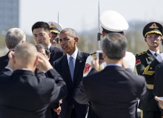 TQ &#34;chơi khăm&#34; Obama, không cấp xe thang xuống máy bay? - 3