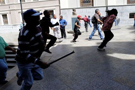 Tổng thống Venezuela bị người biểu tình rượt trên phố - 1