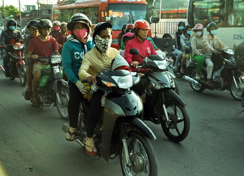 Trẻ em mệt nhoài theo cha mẹ trở lại Sài Gòn sau lễ - 7