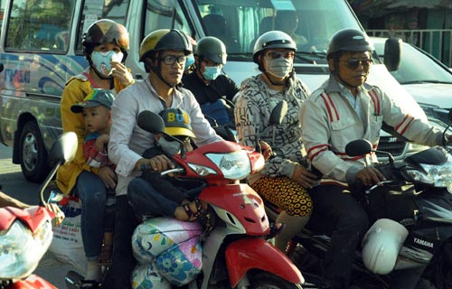 Trẻ em mệt nhoài theo cha mẹ trở lại Sài Gòn sau lễ - 6