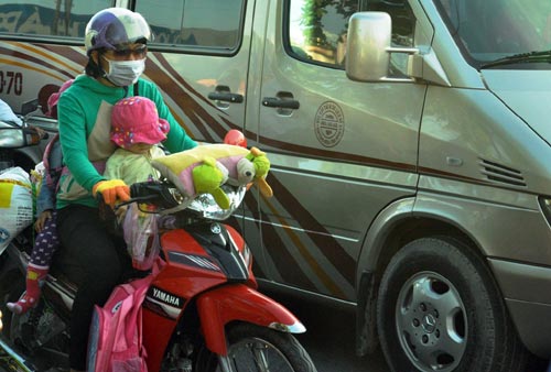 Trẻ em mệt nhoài theo cha mẹ trở lại Sài Gòn sau lễ - 4