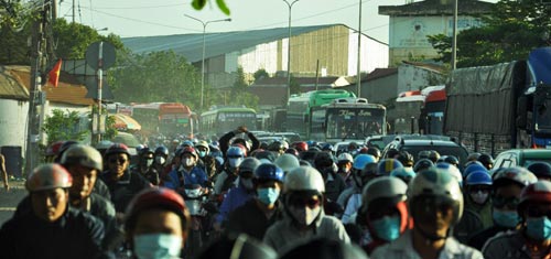 Trẻ em mệt nhoài theo cha mẹ trở lại Sài Gòn sau lễ - 2