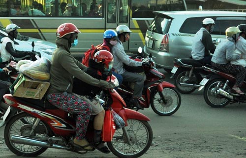 Trẻ em mệt nhoài theo cha mẹ trở lại Sài Gòn sau lễ - 5