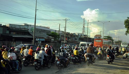 Trẻ em mệt nhoài theo cha mẹ trở lại Sài Gòn sau lễ - 9