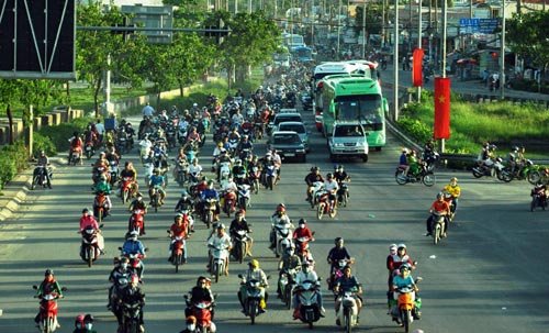 Trẻ em mệt nhoài theo cha mẹ trở lại Sài Gòn sau lễ - 12