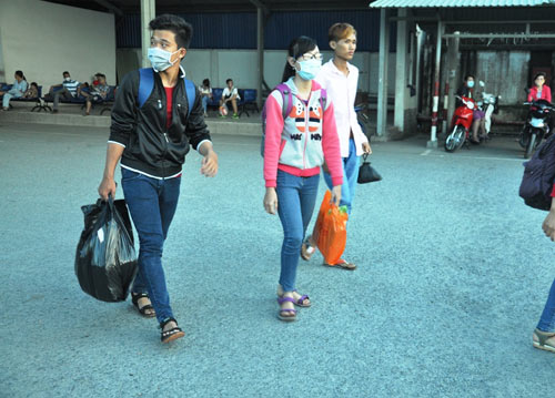 Trẻ em mệt nhoài theo cha mẹ trở lại Sài Gòn sau lễ - 14