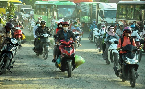 Trẻ em mệt nhoài theo cha mẹ trở lại Sài Gòn sau lễ - 10