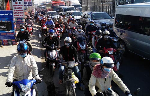 Trẻ em mệt nhoài theo cha mẹ trở lại Sài Gòn sau lễ - 13