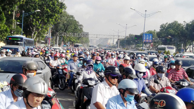 Ngày đầu sau nghỉ lễ: Người - xe ken đặc phố xá Sài Gòn - 6