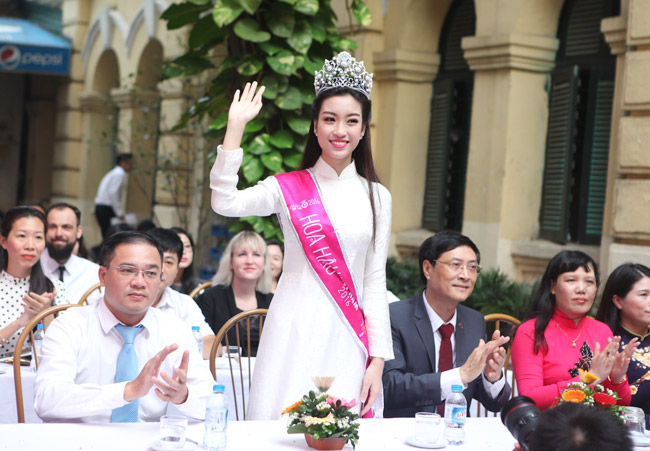 Hoa hậu Mỹ Linh rạng rỡ dự khai giảng trường cũ - 1