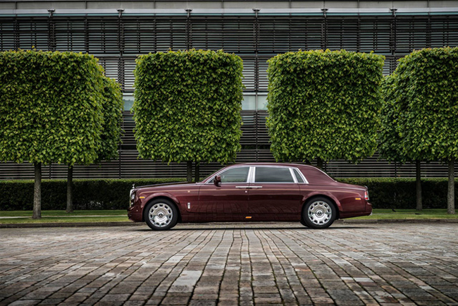 Mới đây, Rolls-Royce đã chính thức công bố hình ảnh về chiếc Rolls-Royce Phantom Peace & Glory được một đại gia người Việt đặt riêng.