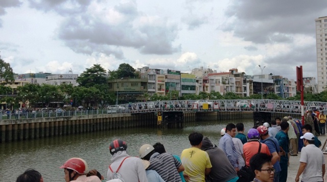 TP.HCM: Hàng trăm người vây kín bờ kênh xem xác chết - 1
