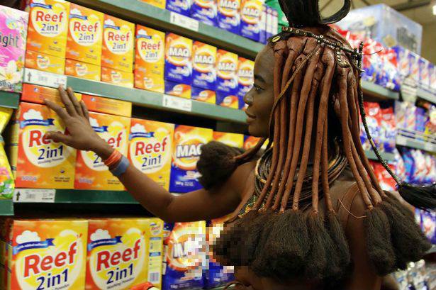 Cô gái bộ lạc châu Phi thả ngực trần đi siêu thị - 1