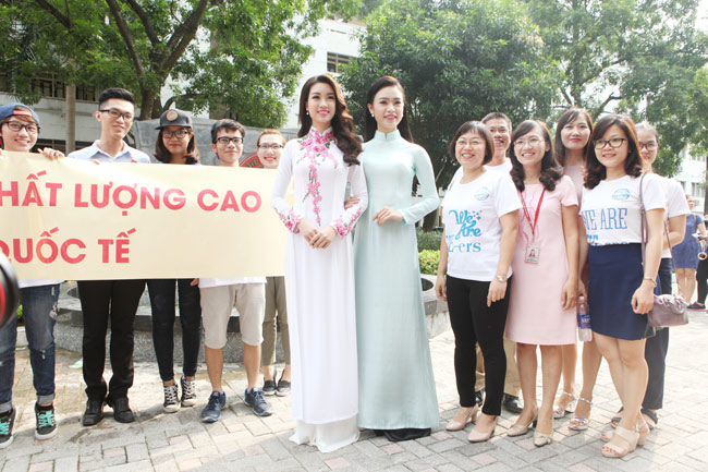 Hoa hậu Mỹ Linh về thăm thầy cô ĐH Ngoại Thương - 1