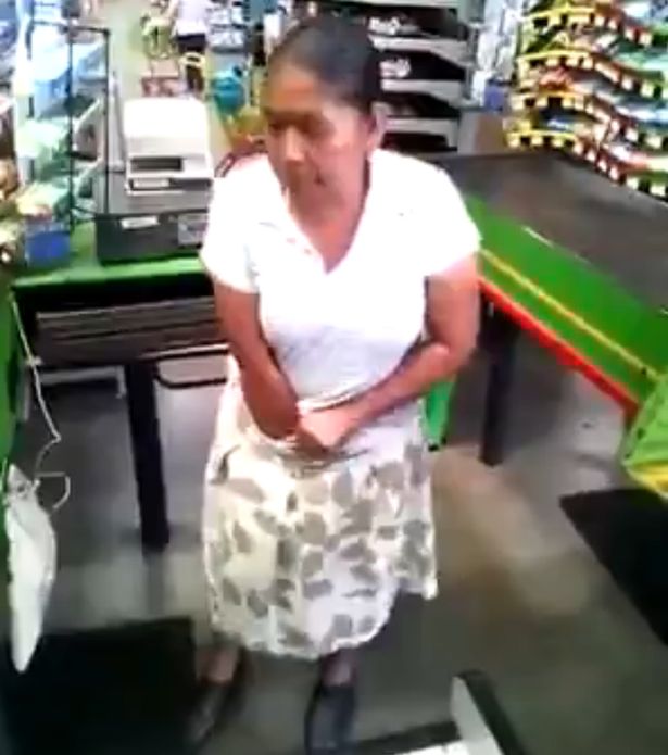 &#34;Bà ngoại&#34; Mexico trộm đồ siêu thị, nhét vào quần lót - 2