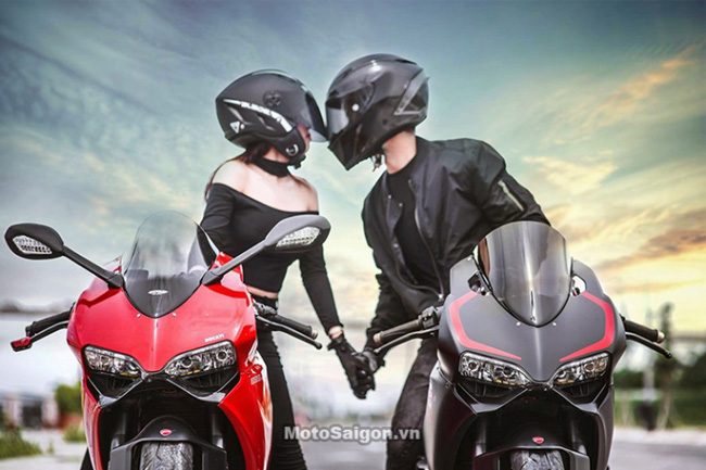 Ảnh cưới cặp đôi Ducati Panigale 899 - Trong ngày trọng đại của đời mình, cặp đôi này đã chọn chiếc Ducati Panigale 899 để chụp ảnh cưới. Kiêu sa và đầy sức hút, ảnh của họ khiến mọi người đều phải phì cười vì quá đáng yêu và lãng mạn. Hãy đến và cùng chiêm ngưỡng nhé!
