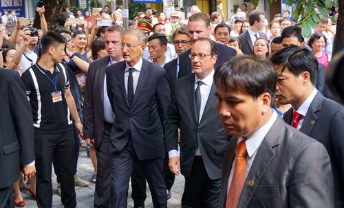 Ảnh: Tổng thống Pháp dạo phố cổ trong chiều thu Hà Nội - 1