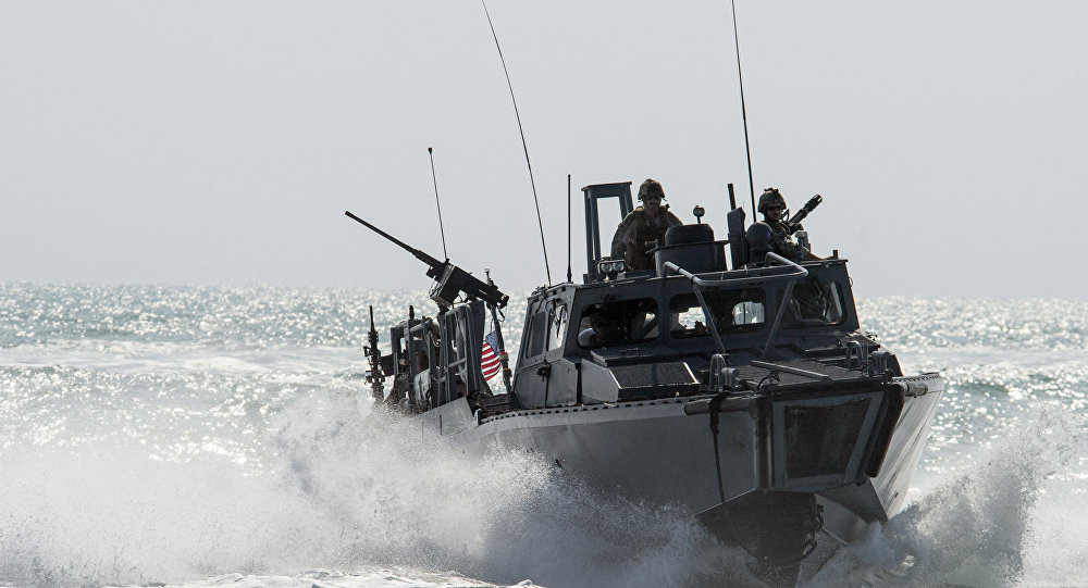 Tàu Iran chặn nguy hiểm sát đầu tàu Mỹ ở vịnh Ba Tư - 1