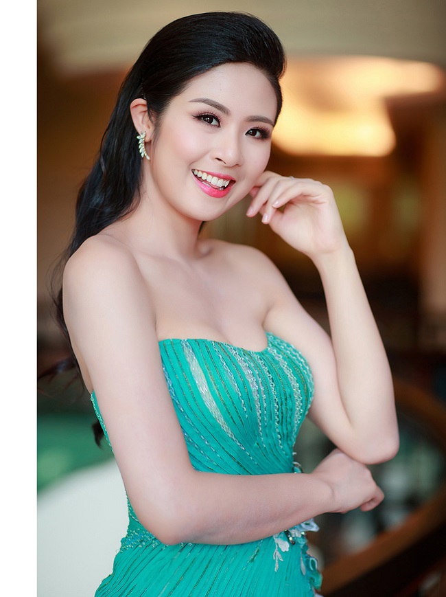 Hiện tại, "bông hậu" đang theo đuổi sự nghiệp thiết kế thời trang đã cho "ra lò" nhiều mẫu váy áo xinh đẹp, được công chúng đón nhận và khen ngợi.