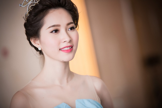 Hoa hậu Việt Nam 2012 Đặng Thu Thảo sở hữu nụ cười trứ danh "thần tiên tỷ tỷ" hiền dịu, ngọt ngào.
