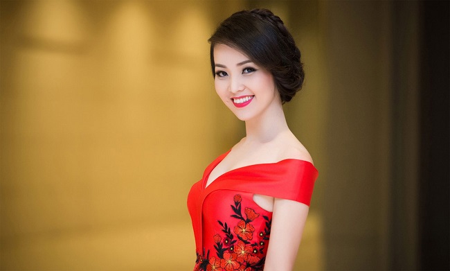Cánh mày râu "đứng tim" khi ngắm á hậu cuộc thi Hoa hậu Việt Nam 2008 Thụy Vân nở nụ cười, lộ ra đôi má lúm đồng tiền. 