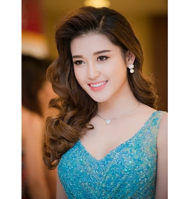 Tuy nhiên, á hậu đã quyết định nhổ đi răng khểnh để hàm răng trắng đều như "hạt bắp".