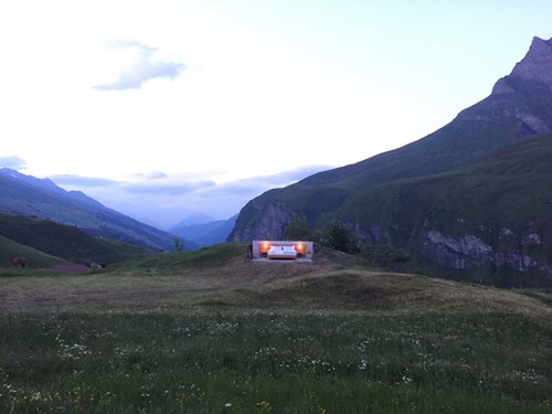 Khách sạn lộ thiên "siêu độc" trên đỉnh núi ở Thụy Sĩ - 1