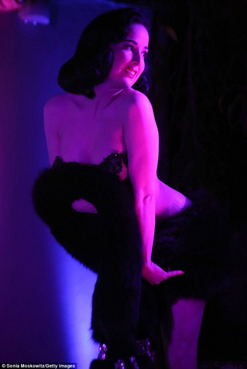"Bỏng mắt" màn diễn bốc lửa của vũ nữ thoát y Dita Von Teese - 5