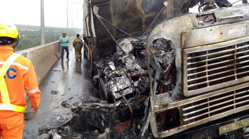 Container cháy trên cao tốc, tài xế đạp cửa thoát thân - 3