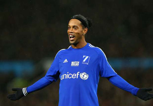 Ronaldinho tuyên bố ngày treo giày sau 18 năm rực rỡ - 1