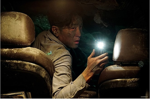 Phim thảm họa sập hầm khiến khán giả Hàn &#34;đổ xô&#34; tới rạp - 1